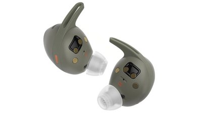 Ein Paar Sennheiser "Momentum Sport" In-Ear-Kopfhörer in der Farbe Olive