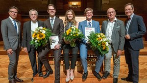 In der Mitte die drei Preisträger des Orgelwettbewerbs Wuppertal. Bild: Andreas Fischer