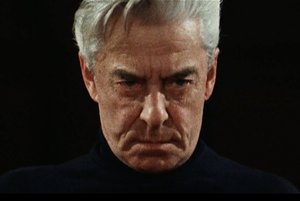 Keine Angst: Der will nur dirigieren! Auch Herbert von Karajan begegnet in der Digital Concert Hall. Bild: Digital Concert Hall 