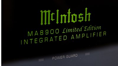 Die Geräte der "Limited Edition" zeigen dies auf der Frontplatte in der McIntosh-typischen grün durchleuchteten Schrift.