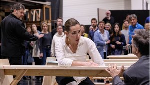 Maria Kataeva als Jungfrau von Orleans auf einer Probe in Düsseldorf. Bild: Daniel Senzek