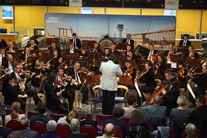 Die Thüringen Philharmonie Gotha-Eisenach spielt am Flughafen Erfurt-Weimar. Foto: Franziska Gerlach  