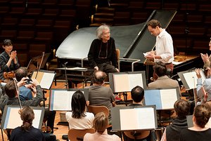 Seiji Ozawa und die Berliner Philharmoniker. Foto: Martin Walz