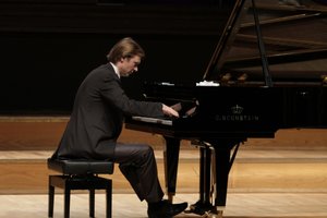 Dmitri Levkovich am Flügel spielend. Foto: Anna Meuer/International Piano Forum 