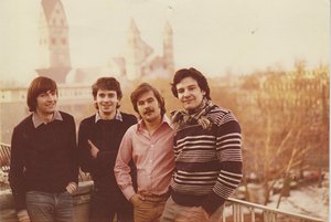 Das Auryn-Quartett im Gründungsjahr 1981 in Köln - im Hintergrund die Kirche St. Aposteln - Matthias Lingenfelder, Jens Oppermann, Stewart Eaton und Andreas Arndt. Bild: Auryn-Quartett 