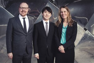Dr. Clemens Trautmann (Präsident DG), Seong Jin-Cho, Ute Fesquet (Vize-Präsidentin A&R DG). Foto: Deutsche Grammophon/Klassikakzente.de 