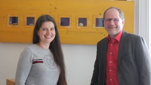 Iryna Cherniaeiva und Hochschulrektor Thomas Grosse. Bild: HfM Detmold / Plettenberg