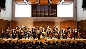 Die Duisburger Philharmoniker und Dirigent Axel Kober in der Mercatorhalle. Bild: Giovanni Pinna