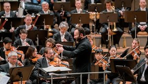 Bleiben Baden-Baden erhalten: die Berliner Philharmoniker und Kirill Petrenko. Bild: Monika Rittershaus