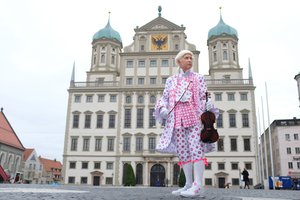 Leopold-Mozart-Darsteller vor dem Augsburger Rathaus. Foto: Fabian Schreyer