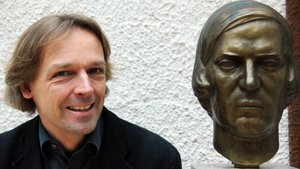 Thomas Synofzik mit Schumann-Büste. Bild: Stadt Zwickau
