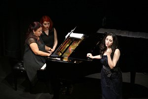 İlkin Alpay (rechts) mit Fügen Yiğitgil (links) am Klavier während des Wettbewerbs. Foto: Siemens Opera Contest