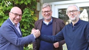 Geschäftsführer Udo Besser (l.) und Harald Feld (Vertrieb, m.) mit Dave Frost, PMC Export Business Development Manager (r.)