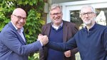 Geschäftsführer Udo Besser (l.) und Harald Feld (Vertrieb, m.) mit Dave Frost, PMC Export Business Development Manager (r.) (Bild: Besser Distribution)