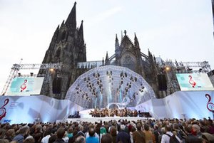 European Young Musicians vor dem Kölner Dom. Foto: WDR/Claus Langer 