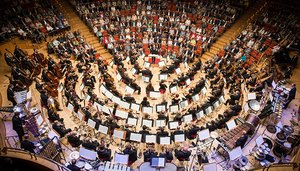 Francois-Xavier Roth und das Gürzenich-Orchester in der Kölner Philharmonie. Bild: Holger Talinski