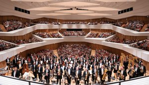 Die Dresdner Philharmonie verlässt coronabedingt ihr Stammhaus, den Kulturpalast, und spielt an der frischen Luft. Bild: Björn Kadenbach