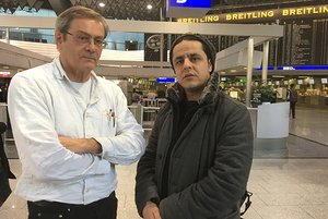 Ahmad Shakib Pouya und Geiger Ginthör am Flughafen in Frankfurt. Foto: Bianka Huber