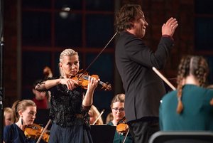 Mari Samuelsen und Kristjan Järvi mit der Baltic Sea Philharmonic beim 25. Usedomer Musikfestival. Foto: Geert Maciejewski