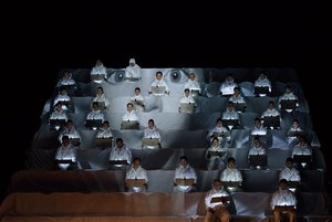 Der Chor des Staatstheaters Darmstadt verbreitet Angst - mit Christian Josts gleichnamiger Choroper. Bild: Welz Müller 
