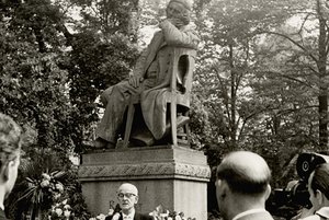 Karl Laux, Präsident der Robert-Schumann-Gesellschaft, vor dem Robert-Schumann-Denkmal am Schwanenteich 1960. Foto: Schumann-Gesellschaft Zwickau 