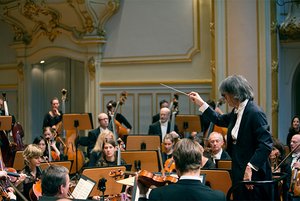 Das Philharmonische Orchester Hamburg und Kent Nagano. Foto: Felix Broede 