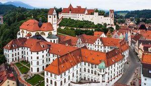 Luftbild Kloster und Kirche St. Mang, Hohes Schloss in Füssen. Bild: Robert Klinger