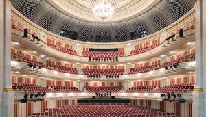 Blick von der Bühne auf die Zuschauerplätze der Staatsoper Unter den Linden. Bild: Marcus Ebener