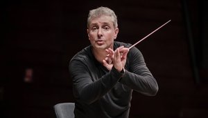 Dirigent Alexander Liebreich. Foto: Sammy Hart