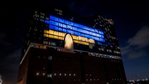 Mehr als nur ein äußeres Zeichen: In der Elbphilharmonie (Foto) und in der Staatsoper Hamburg gab es Solidaritätskonzerte für die Ukraine. Bild: Sebastian Madej