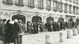  Tickerverkauf auf dem Würzburger Marktplatz in den 70ern Ticketverkauf. Bild: Lichtbildstelle Stadtbauamt Würzburg Althaus