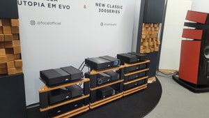 Naims neue Classic 300 liefen an großen Focal-Lautsprechern 