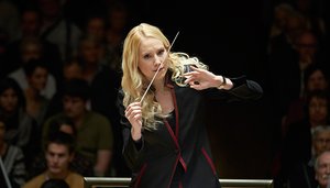 Lena-Lisa Wüstendörfer und das Swiss Orchestra in ihrem Gründungskonzert. Foto: Dominic Büttner