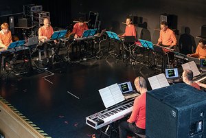 Donaueschinger Musiktage 2018, hier Enno Poppe (li.) mit Rundfunk für neun Synthesizer. Foto SWR/Ralf Brunner