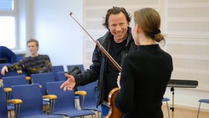 Kristjan Järvi im Gespräch mit einer Bewerberin bei der Talent Tour 2019 in Helsinki. Foto: Peter Adamik
