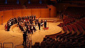 Eines der ersten Corona-Konzerte weltweit war im März die Aufführung der Johannes-Passion in der leeren Kölner Philharmonie. Bild: Jörn Neumann
