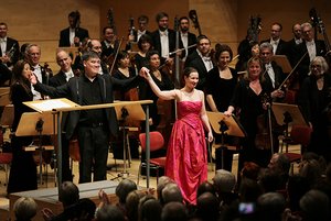 Die New York Philharmonic unter Alan Gilbert in der Philharmonie Essen mit Gesangssolistin Christina Landshamer. Fotograf: Sven Lorenz.