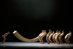 Ballett Dortmund - "Hora" mit Ida Kallanvaar, Ensemble. Foto Bettina Stöß