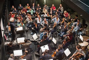 Die Berliner Philharmoniker und Simon Rattle haben die Proben zu Tristan und Isolde in Baden-Baden aufgenommen. Bild: Monika Rittershaus