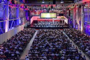 Kent Nagano dirigiert in der Audi Werkhalle das Jubiläumskonzert. BILD: Audi AG
