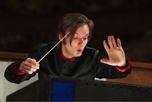Der lettische Dirigent Ainārs Rubiķis wird nächsten Sommer Chef an der Komischen Oper. Bild: Victor Dmitriev