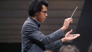 Jonathon Heyward, Hallé Assistant Conductor, beim Dirigieren. Bild: Siemens AG München/Berlin