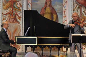 Musikalischer Höhepunkt der Eröffnung: Festwochen-Intendant Alessandro De Marchi am Cembalo und Enrico Onofri an der Violine. Foto: Flatz