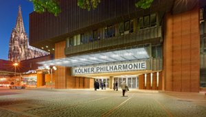 Leuchtendes Beispiel: Der neu gestaltete Eingang der Kölner Philharmonie. Bild: Matthias Baus/BHBVT