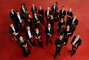 Das Württembergische Kammerorchester mit dem scheidenden Chrfdirigenten Ruben Gazarian. Foto: Fotostudio M42, Katja Zern & Thomas Frank