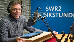Auch im Radio erfolgreich: Thomas Hampson am Mikro beim SWR. Foto: Monika Maier / SWR