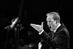 Justin Doyle beim Antrittskonzert als Chef des RIAS Kammerchores. Foto: Matthias Heyde