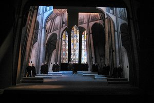 Lübeck spielt Bernsteins Mass, hier das Bühnenbild-Modell mit der Kirche St. Marien Lübeck. Foto: Stefan Rieckhoff