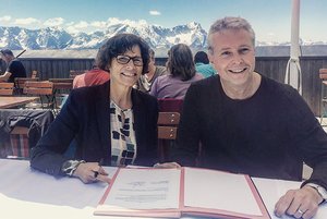 Bürgermeisterin Dr. Sigrid Meierhofer und Alexander Liebreich bei der Vertrags-unterzeichnung. Foto: Sammy Hart
