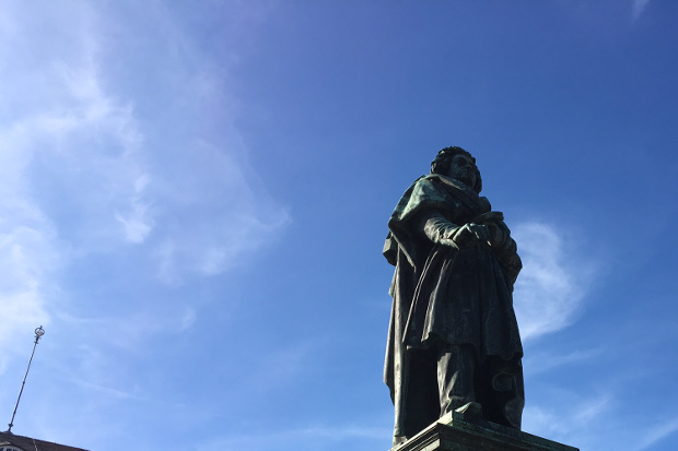 Seinen 250. Geburtstag hat sich Beethoven vermutlich anders vorgestellt. Hier sein Denkmal in Bonn. 